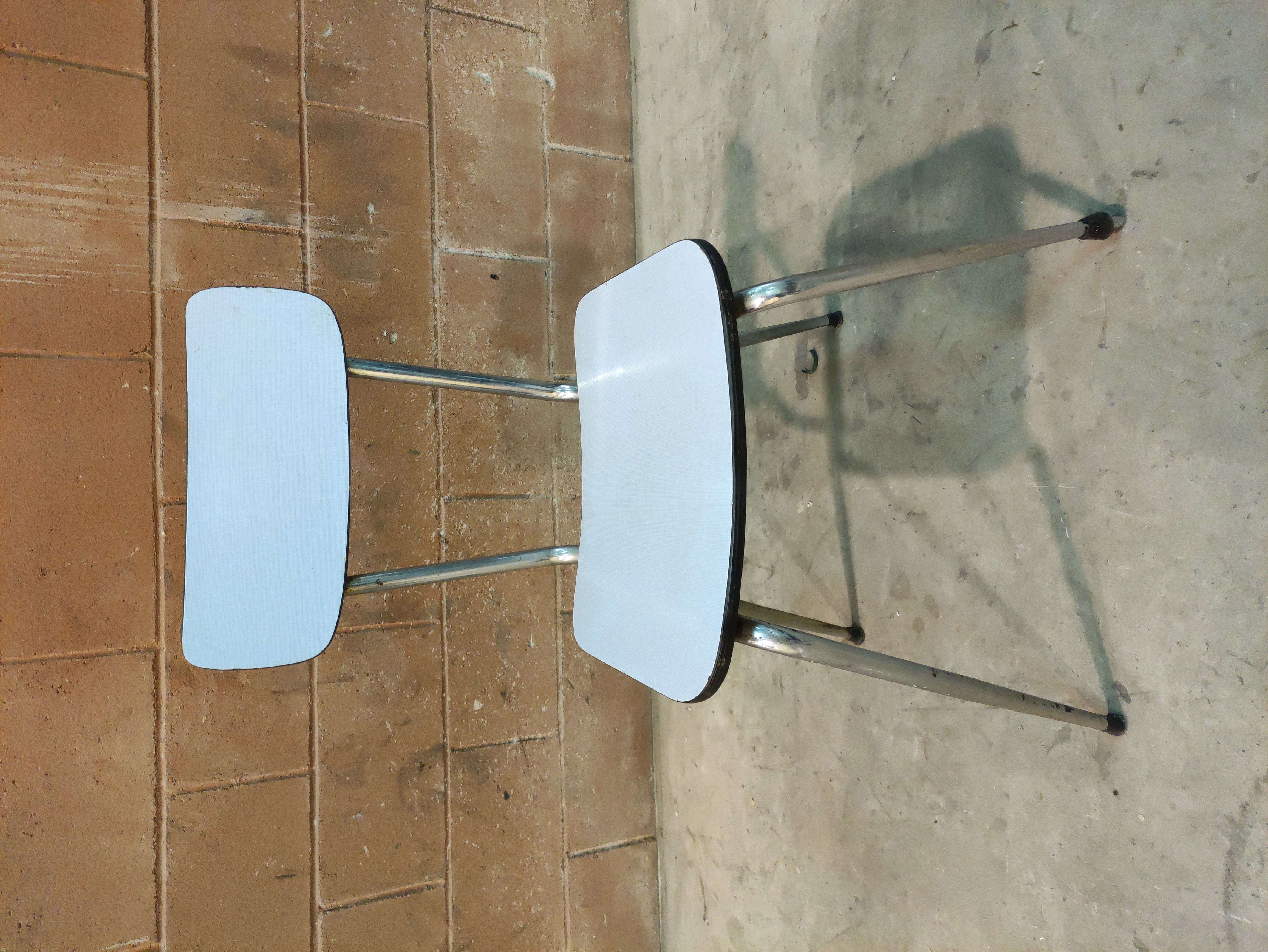 silla cocina formica azul 44-77x35.5x40 (18eu) 5u